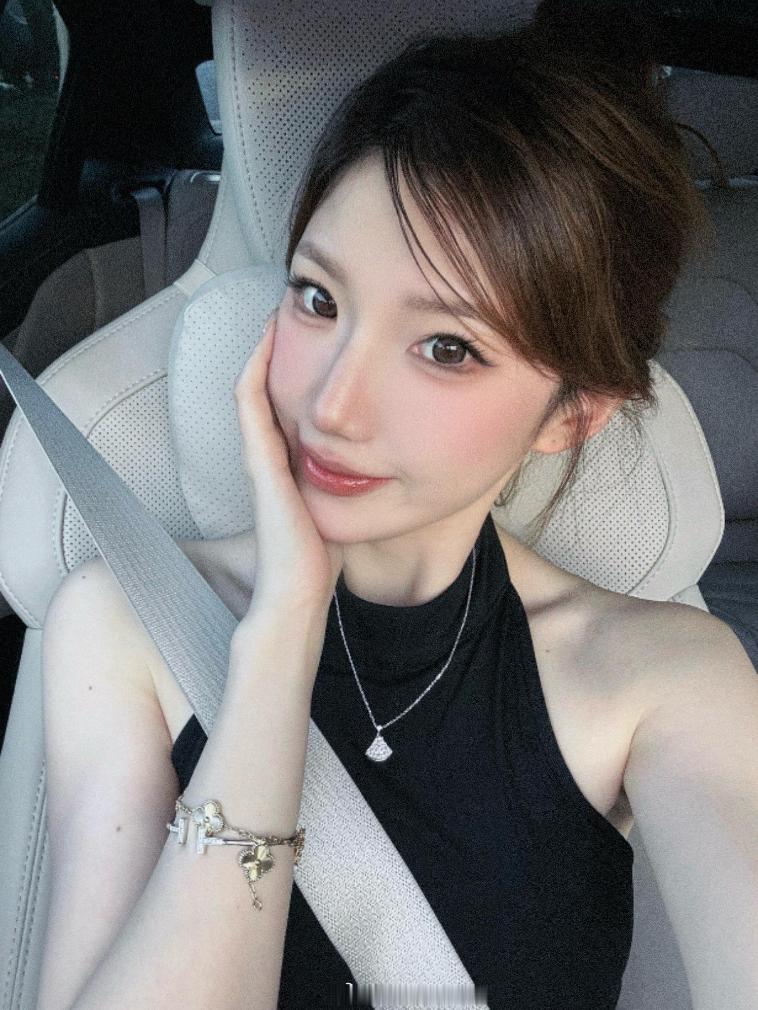 虽然最近非常忙禄但是把心情调节的非常不错果然一忙起来连emo的时间也没有 
