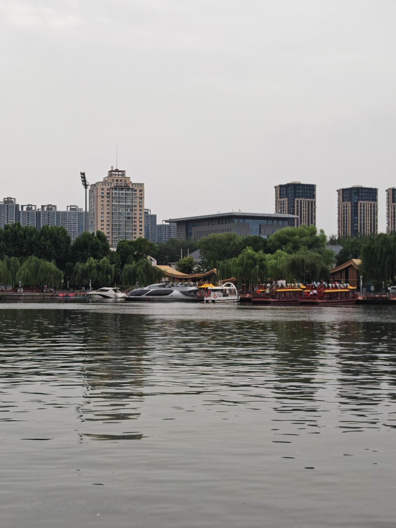 城市繁华映水波，高楼耸立似云烟。北京通州大运河。