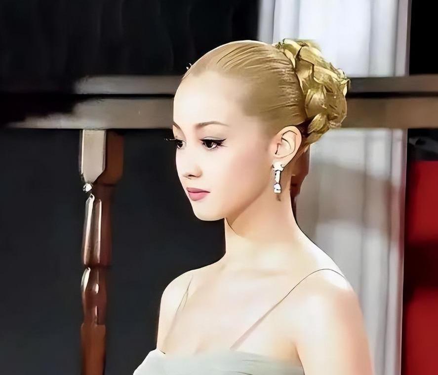 泽尻绘里香，这个名字一出来，很多人脑海里还是《一公升的眼泪》里那个清纯又可怜的女
