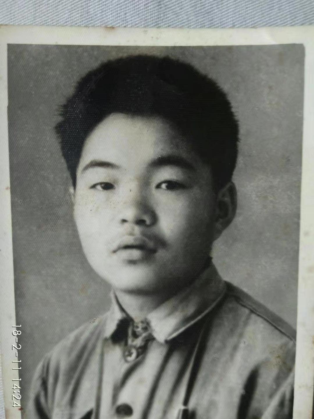 这是1968年10月，我高中毕业离校时的老照片。让友友们看看那时多年轻。