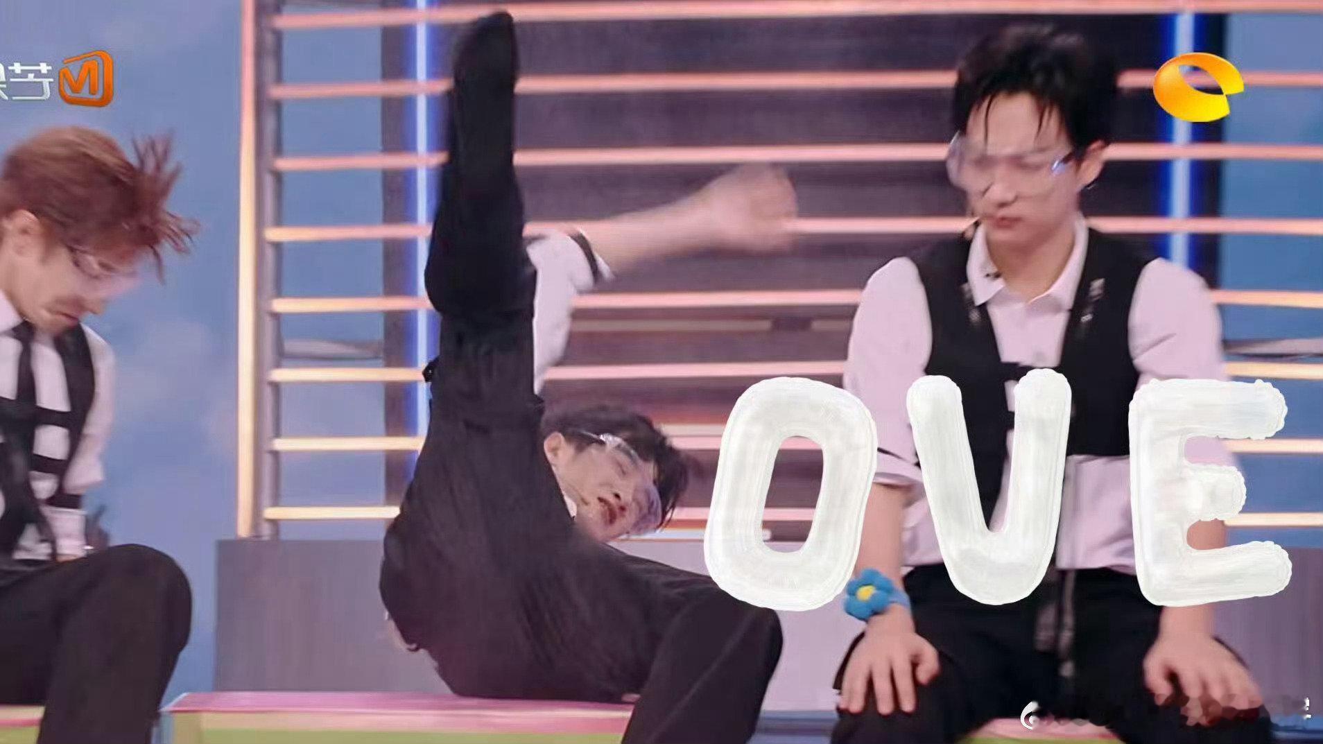 小炭火不让大哥落梗！檀健次水炮名场面配“L~O~V~E~”，太欢乐～ 