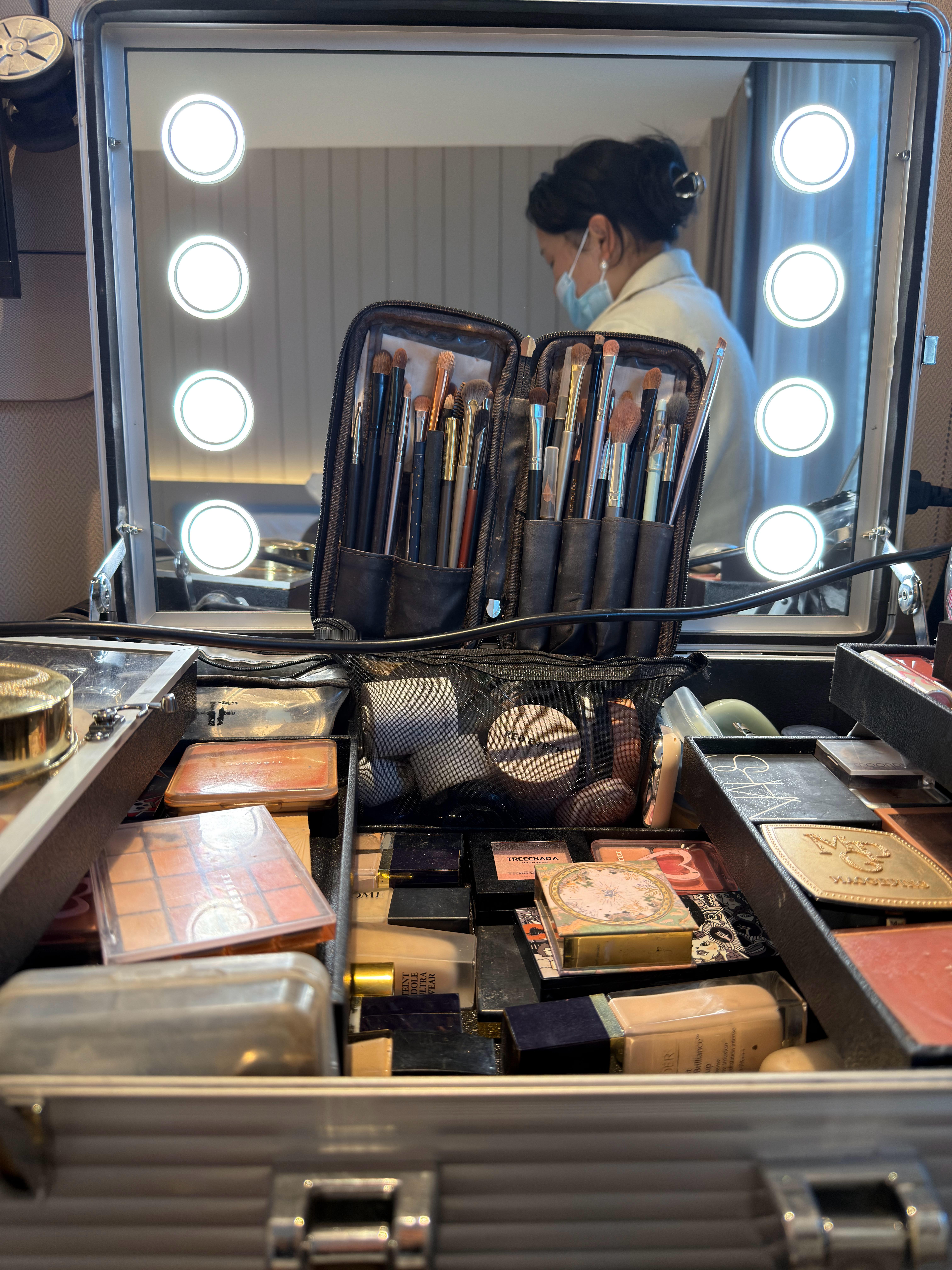 从广州转场杭州拍摄化妆师:小姐姐你们待几天呀？我:我们刚到，化完妆今晚拍摄，明天