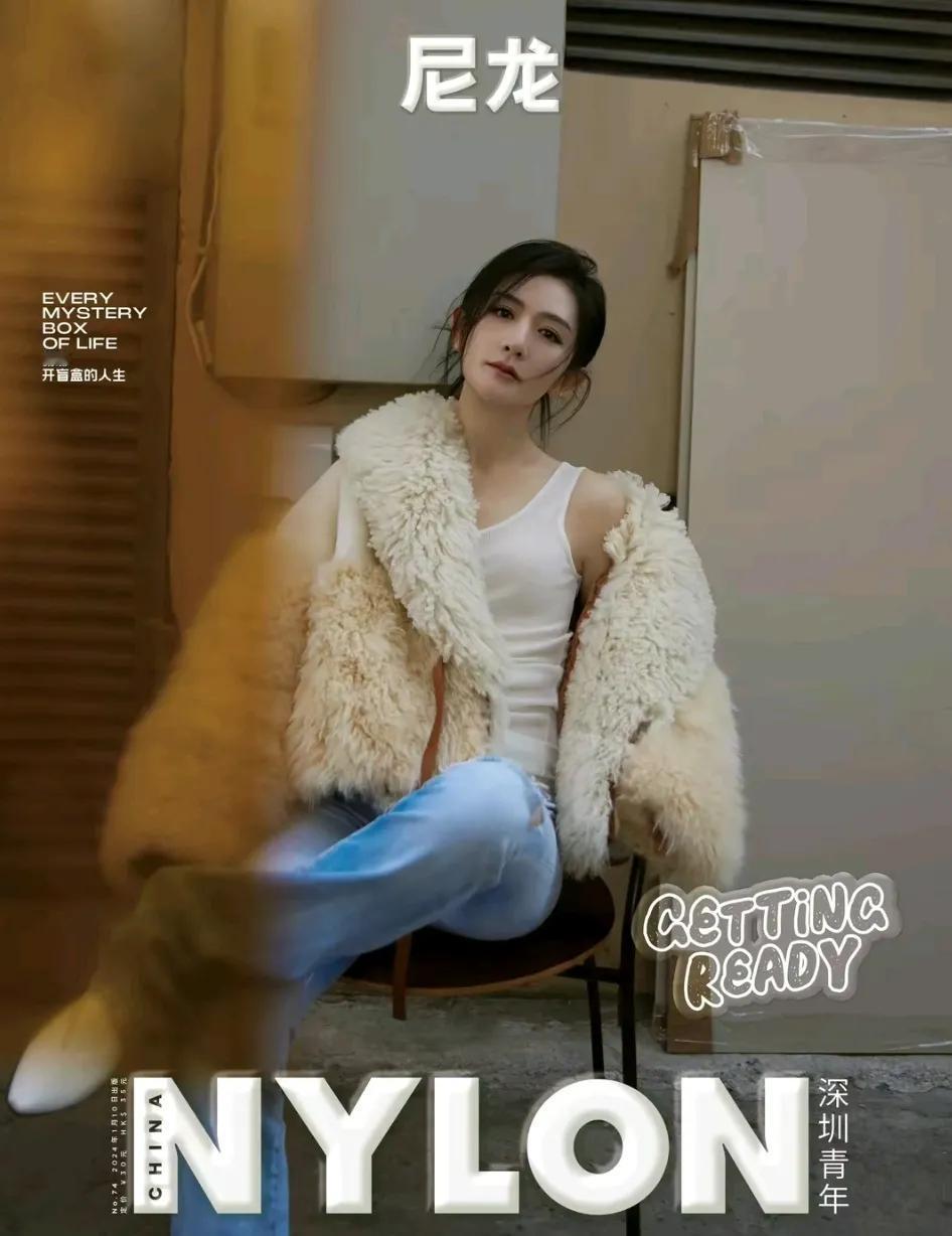 谢娜最新杂志大片
真不错呀！42岁的谢娜
最近登上了《尼龙NYLON》一月刊封面
