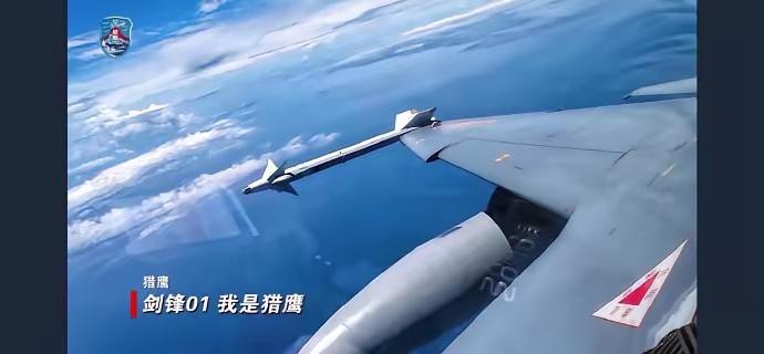 教练-10本来是就不是一款单纯的教练机，而是战斗教练机，挂上空空导弹就是轻型战斗
