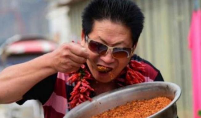 2014年，“中国辣王”李永志，因连续吃下12根能辣死大象的魔鬼辣椒，从此名利双