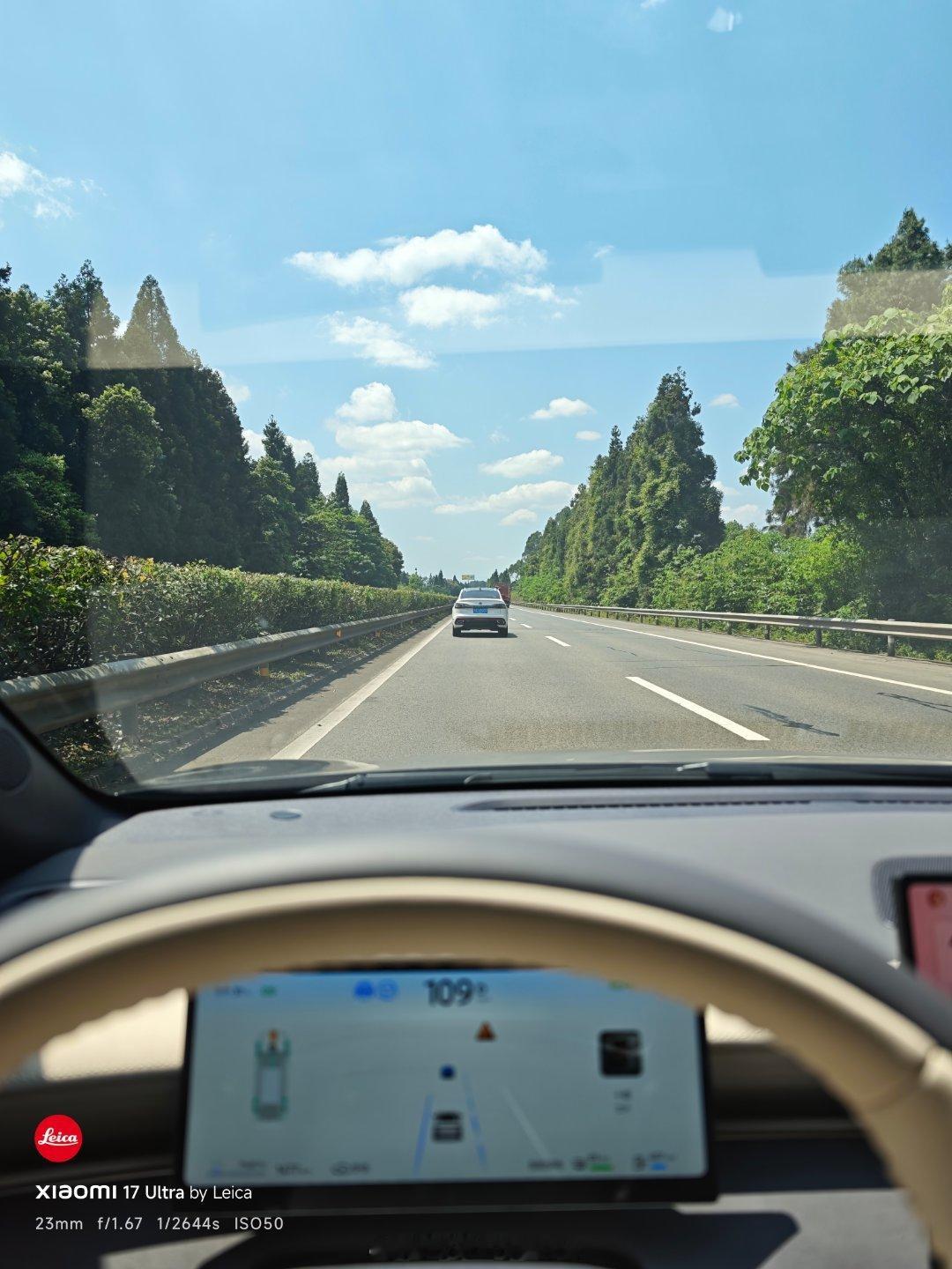 今天跑高速出去拍节目，一想到昨天有人说跟在SUV后面能破风，我就想笑