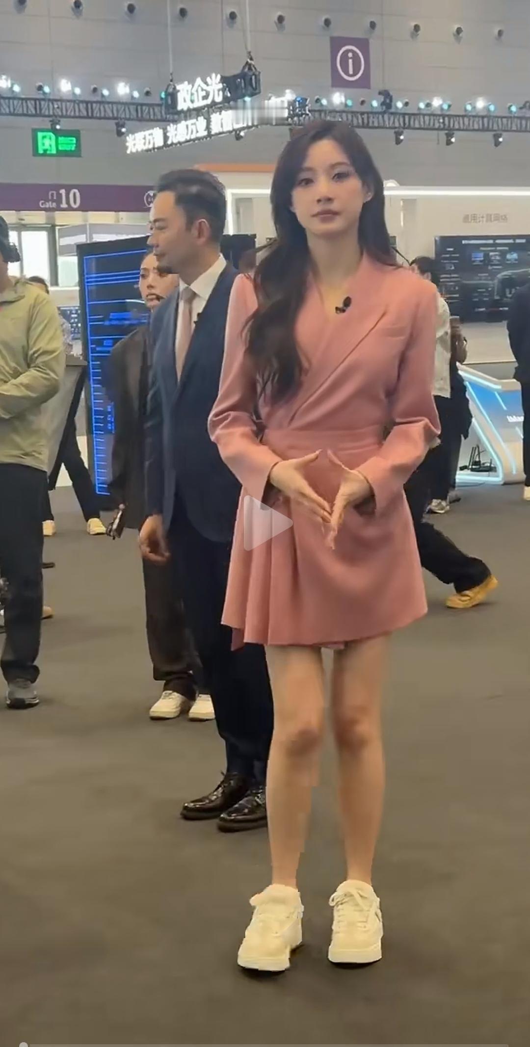 马凡舒，腿有点不直。