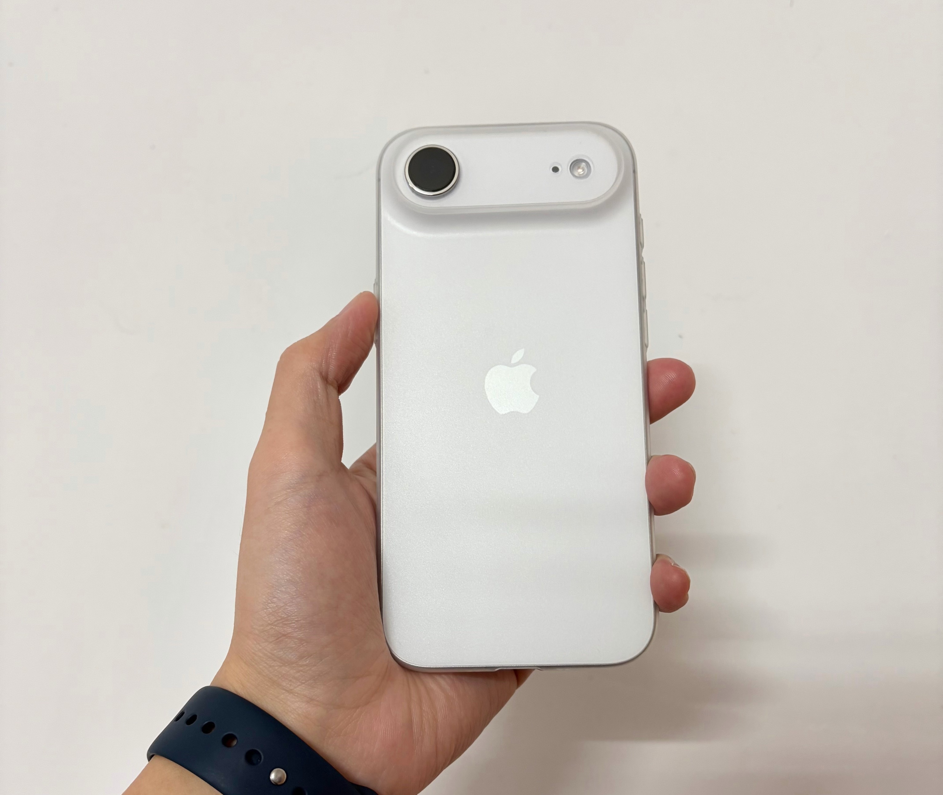 其实我这iPhone Air是戴了手机壳的，乍一看是不是跟没戴一样