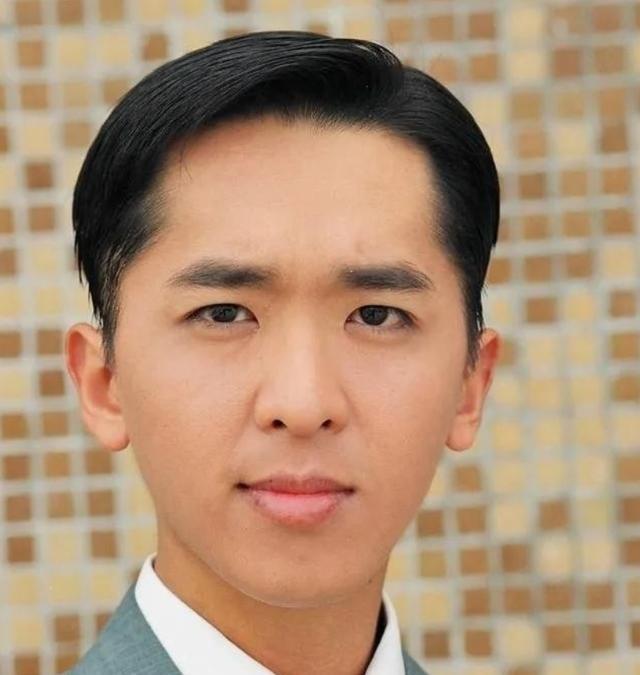 1997年，香港粤剧名伶邓永祥去世，临终前给儿子留下4亿遗产，并留下遗言：把钱花