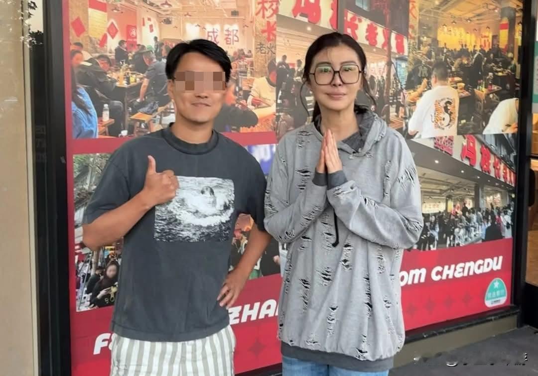 59岁王祖贤瘦了一大圈！在美国街头素颜被路人偶遇，网友惊叹：还以为是女大学生