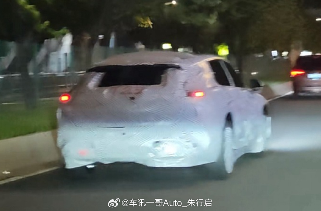 小鹏Mona旅行车的伪装谍照图亮相外观造型看着挺扁平化的感觉今年旅行车出的还是挺