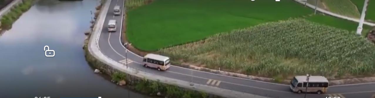 “四好农村路”蜿蜒山间，串联起乡村与希望。公路通、百业兴，特色农产品顺着坦途走出