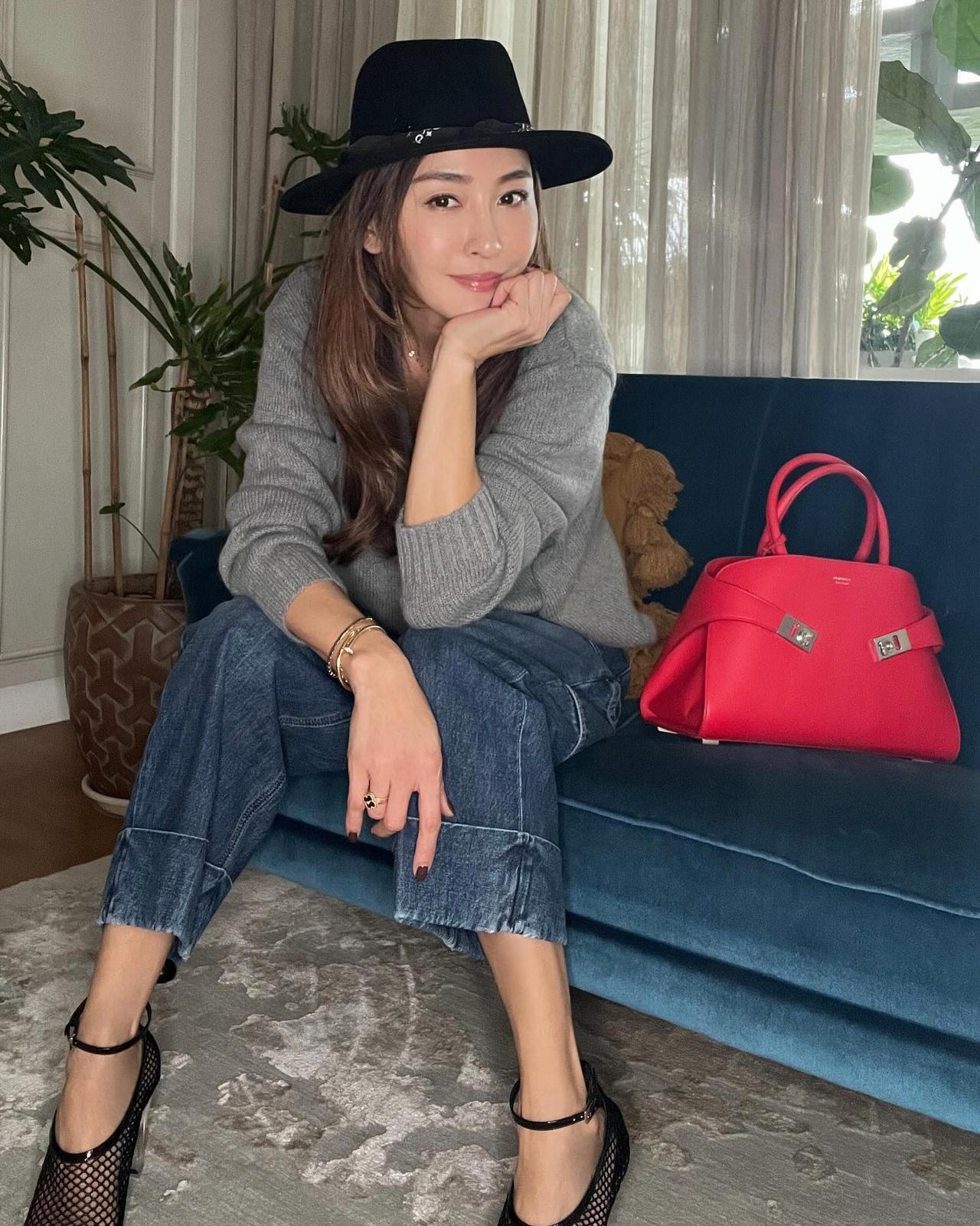 她曾经是香港首席模特，长得真的很漂亮，现在已经结婚生孩子，颜值依然还在巅峰状态