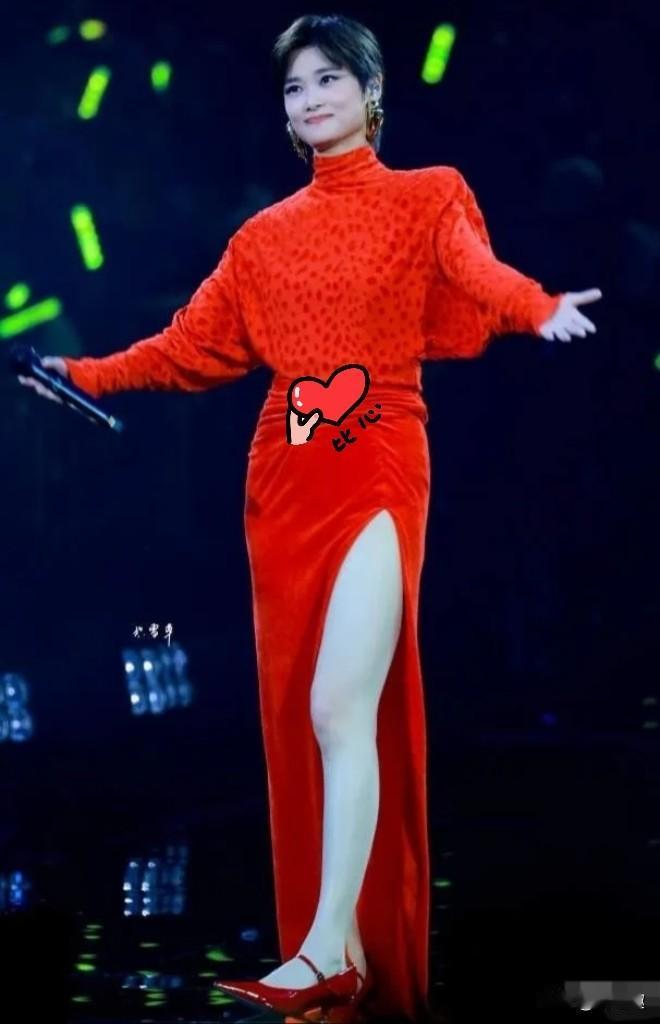 终于明白李宇春为啥不结婚了！
不是没人喜欢她，
而是41岁的她照样美得拔尖，
