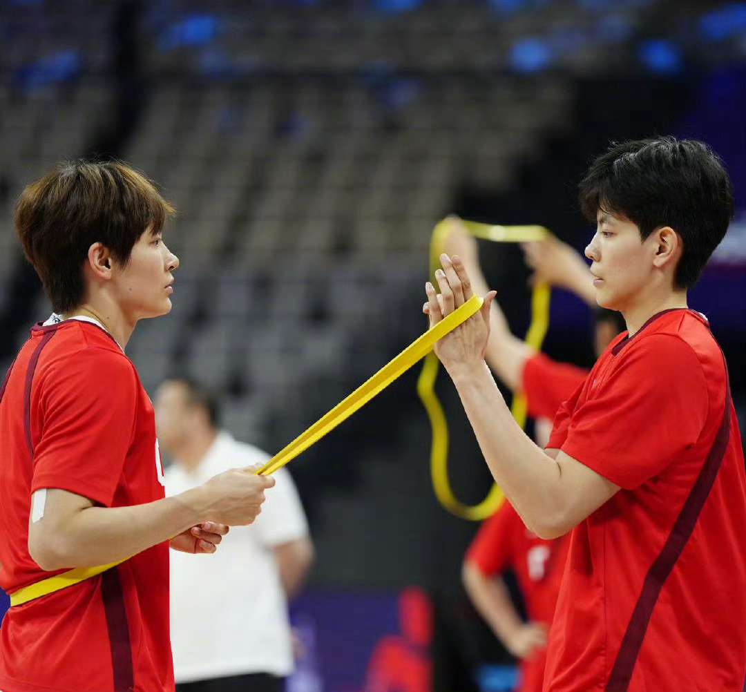 杨舒予2中2，杨力维3中3，两人合计5中5，三分2中2，两个杨家人弹无虚发火力全