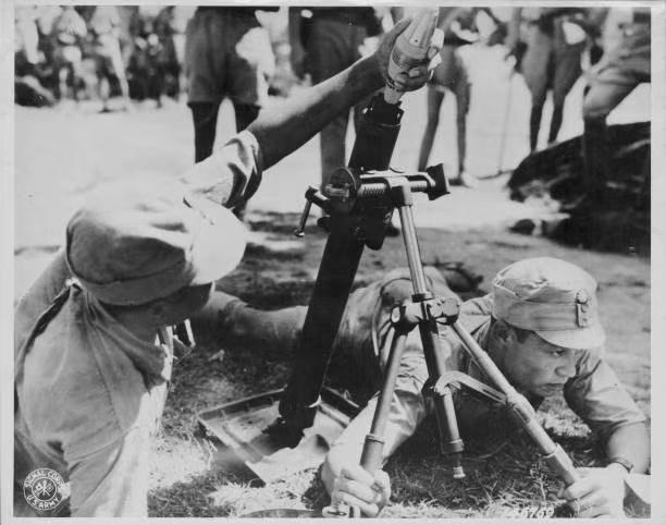 1943年，入缅作战的远征军士兵正在受训，训练如何操作60毫米迫击炮！老照片 抗