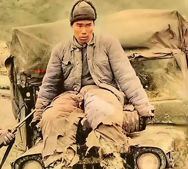 美军战地记者按下快门时，本想拍下志愿军 “狼狈不堪” 的样子，可照片里的战士，眼