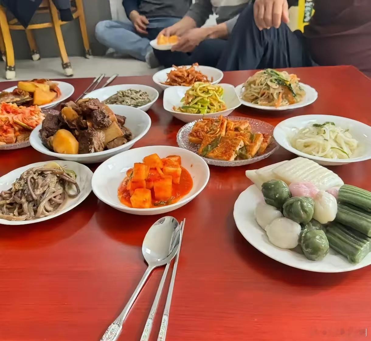 半岛历来是苦寒之地，物产贫乏，饮食长期处于初级化，也是在所难免。加之韩国还实行本