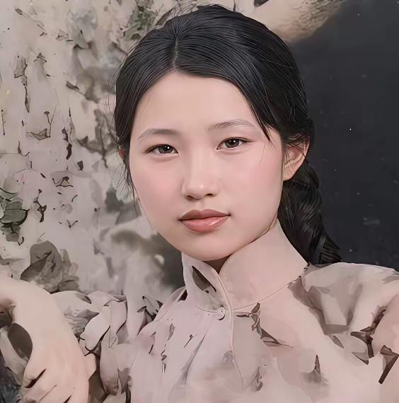 这是16岁的赵四小姐在香山的真实合影，都看看吧，可能在很多人眼里她不完美，脸型、