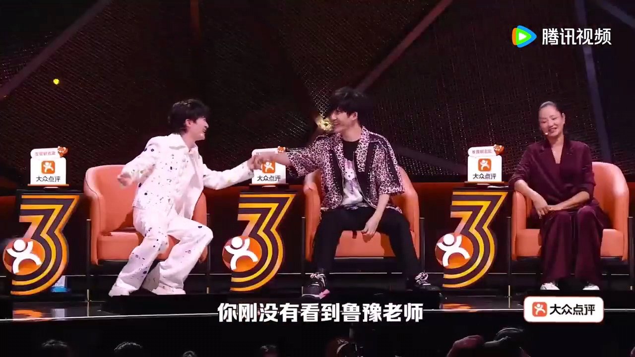 周深被大张伟下棋啦整无语了周深扶额苦笑JPG下棋啦～你们是在冷笑话pk吗 