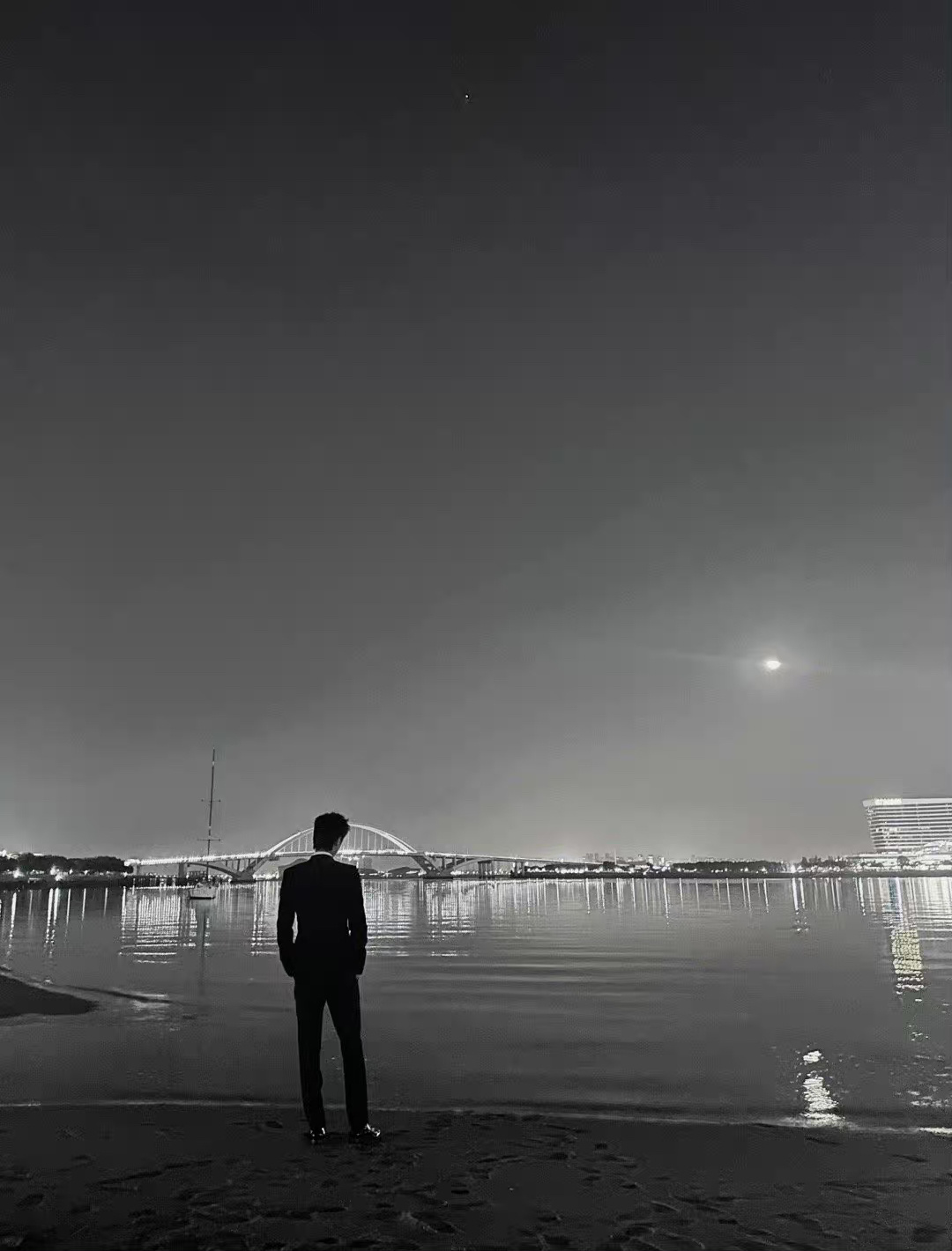 难怪王一博说降温了，原来刚从河边吹完风回来～​​​