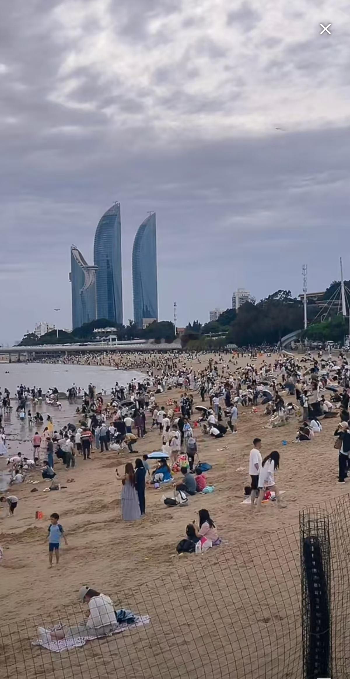 五一假期第三天虽然是落雨天，但是白城沙滩人潮依旧。已经连续两天地铁客流破百万的厦