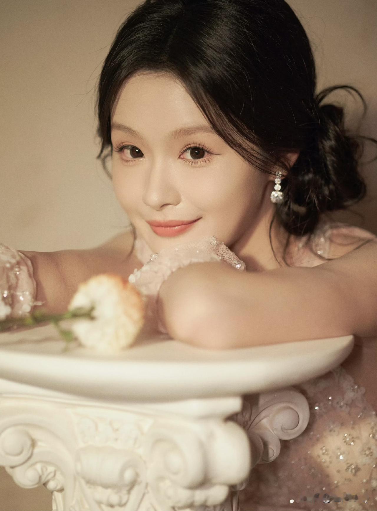 这位短剧女演员余茵撞脸好多女明星，侧脸超级像孙怡，正看看眼睛和嘴巴又特别像杨幂，