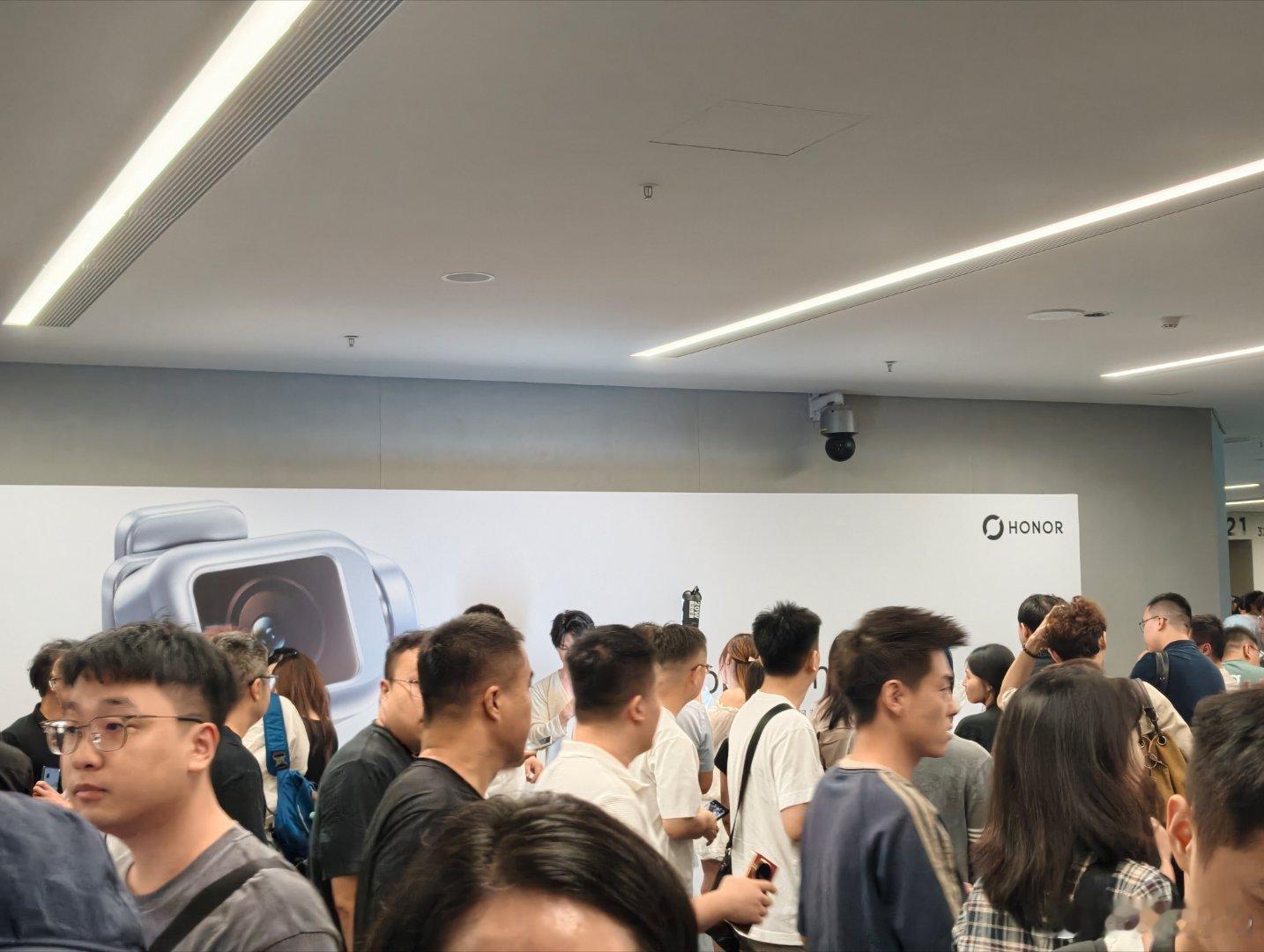 荣耀RobotPhone 现场人太多了，要卖疯啊！！！9999买一台带云台的旗舰