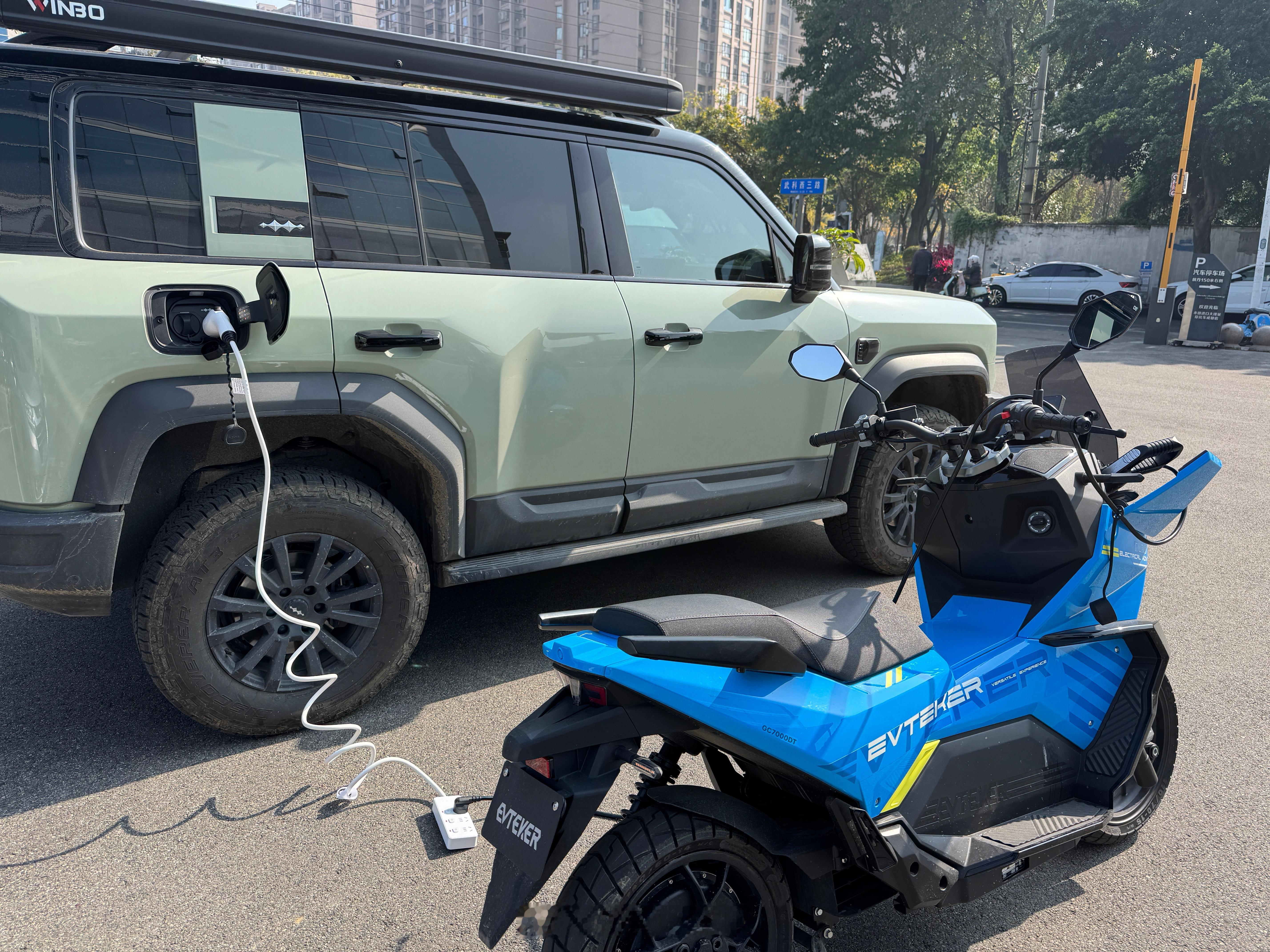 机车摩托车 骑电摩出去耍，治好“续航焦虑症”的秘诀：带一个能“放电”的汽车朋友一