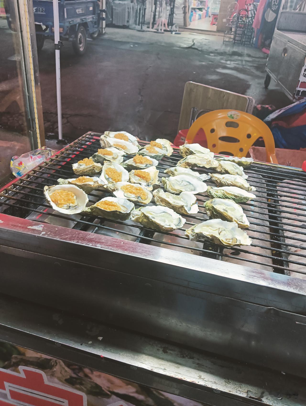 人这一辈子
赚钱是为了什么
是为了吃喝玩乐有底气
我和我先生逛夜市
来到烧烤摊上