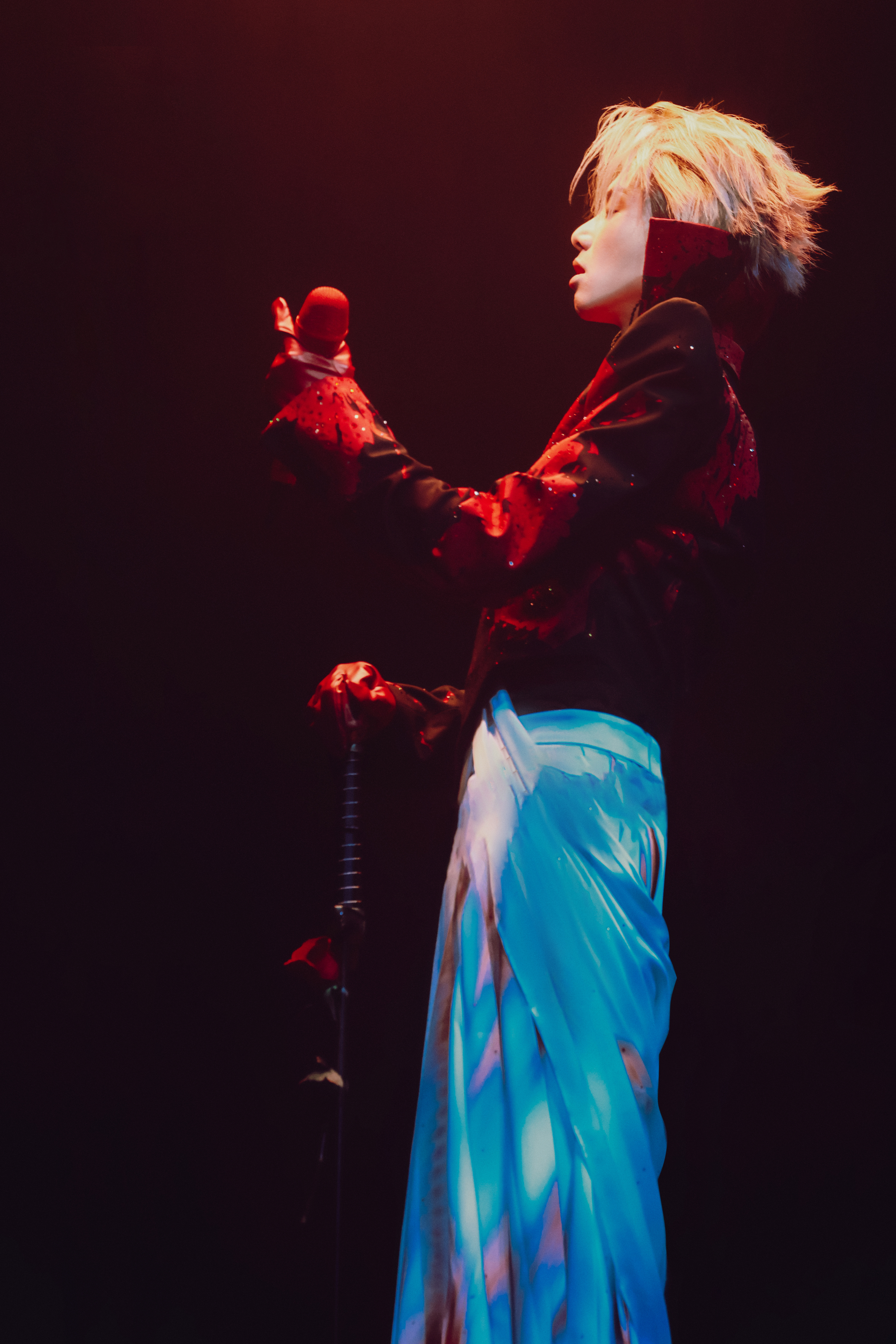 华晨宇玫瑰权杖夯爆了 氛围感的神来着！！！ 