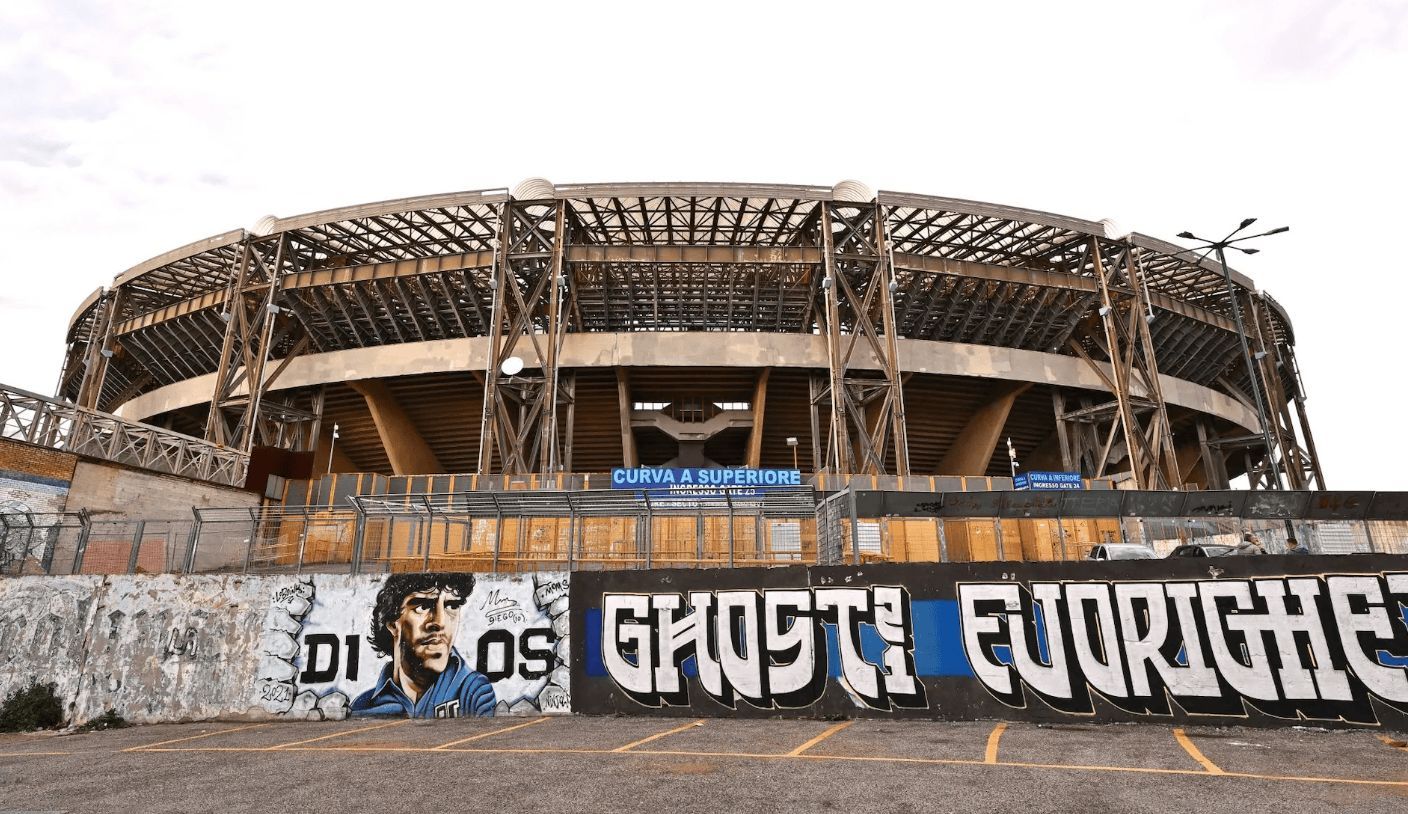 据《每日电讯报》报道，一位切尔西球迷描述了他的朋友被一群那不勒斯极端球迷用螺丝刀