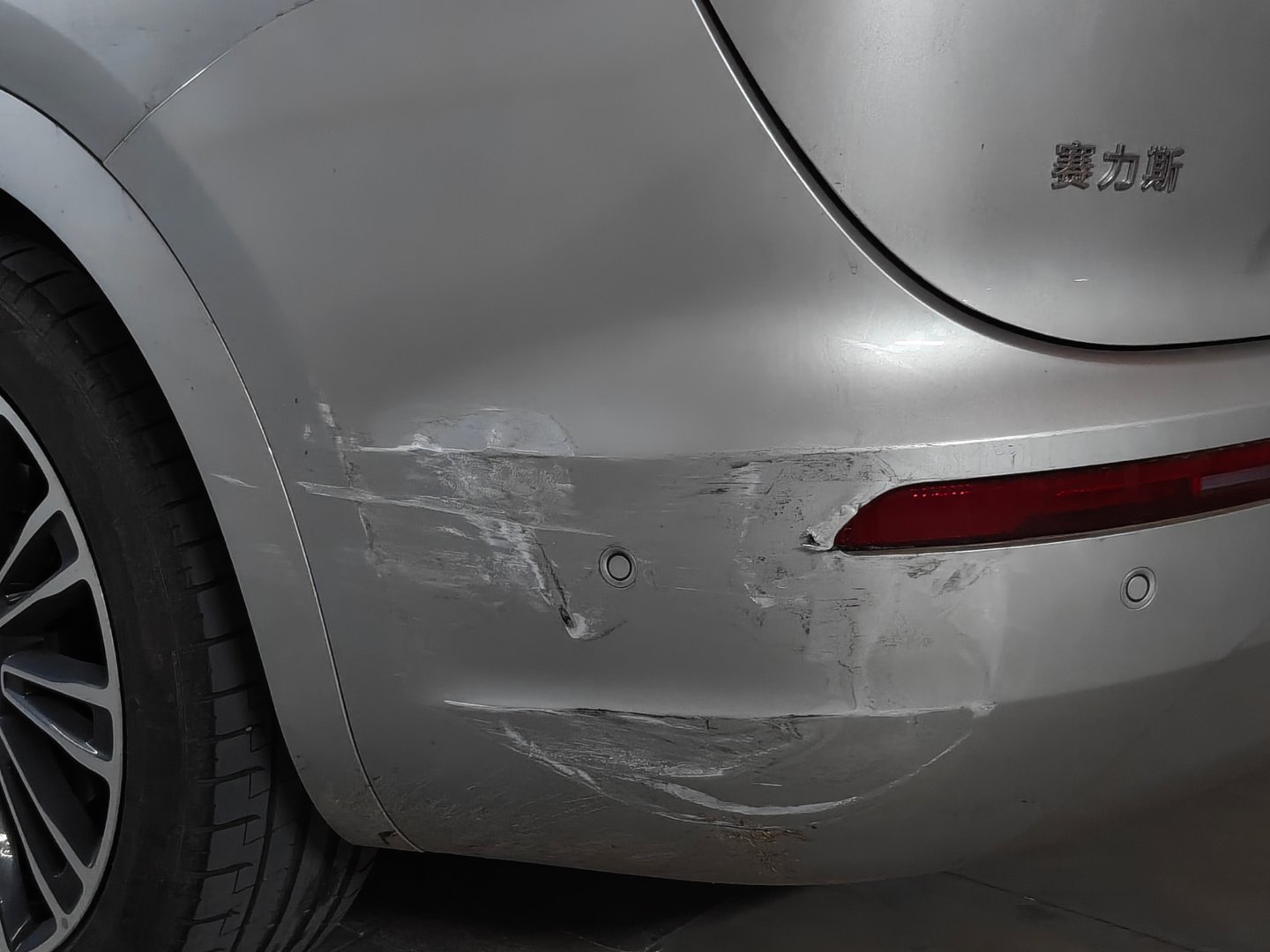 你快乐吗？我不快乐了。11月的第一天，拨通了人生的第一个110。停车库被刮，还得