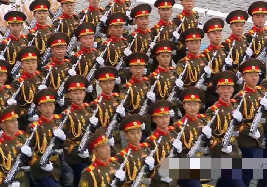 朝鲜军人参加俄胜利日阅兵，唯一外国方队，去年80周年盛大阅兵也来了，可见朝俄两国