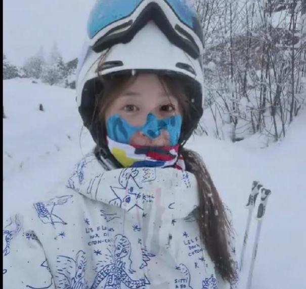 2月28日晚，章泽天晒出雪山徒步照，状态清爽舒展，元气又从容。

她坦言和登山达