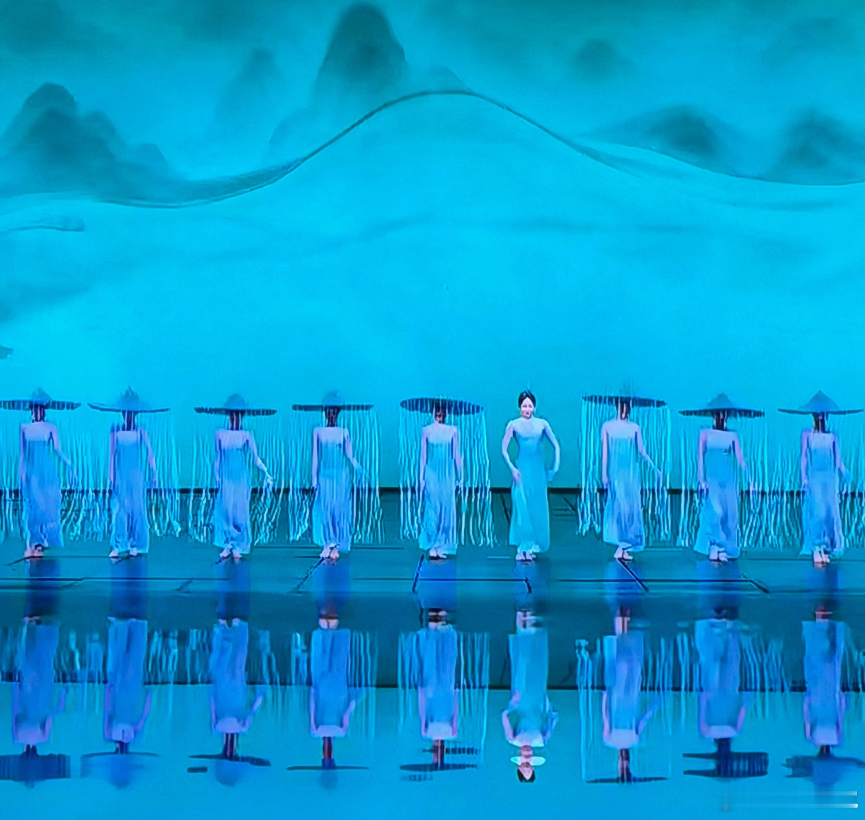 春晚 不中了，我现在看到这帽子就想到张艺凡哈哈哈哈（脑海自动响起凡子的bgm）春