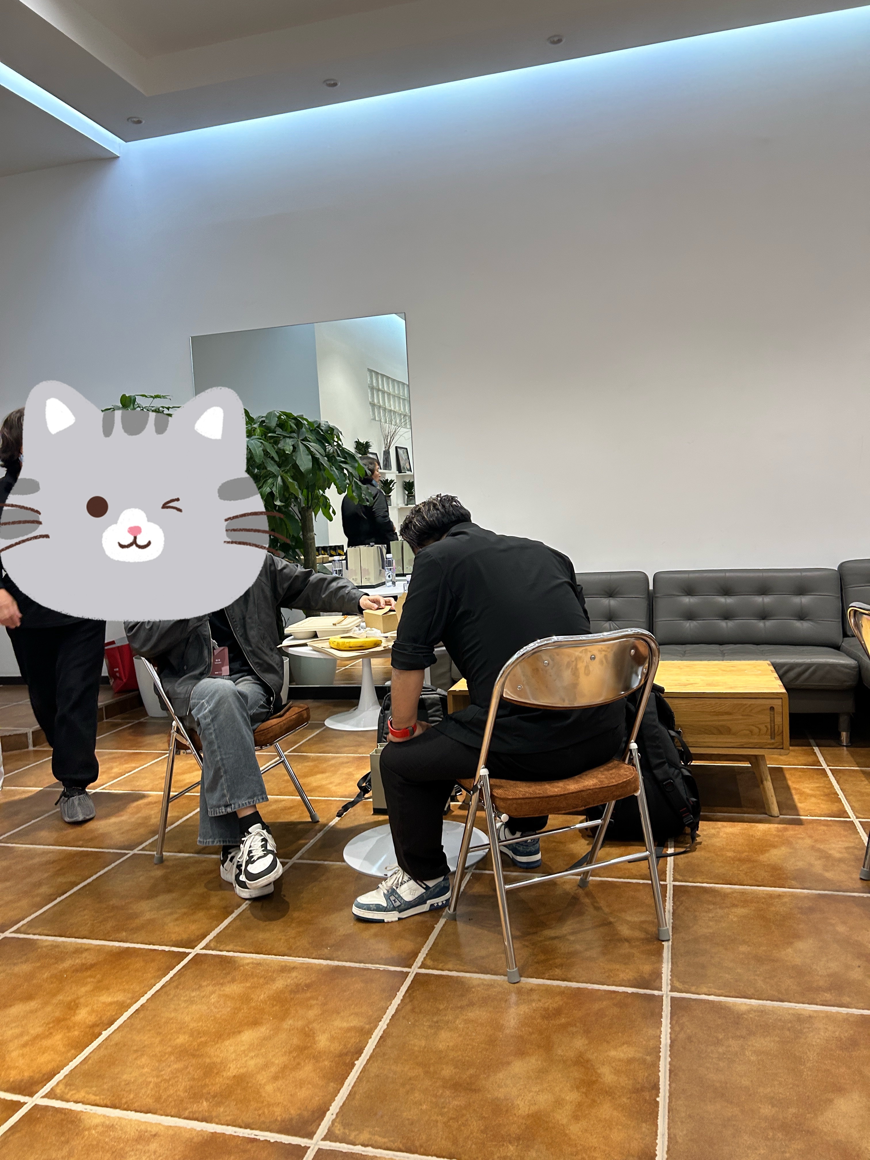 华东老师经常跟我提起大胡子老师，说人很好，很有趣，今天拍ES9偶遇了，本来想着偷