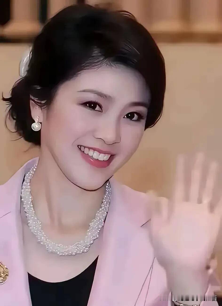 估计娱乐圈里没有谁比她漂亮了吧，脸蛋五官精致，打扮朴素，但却是沉鱼落雁，闭月羞花