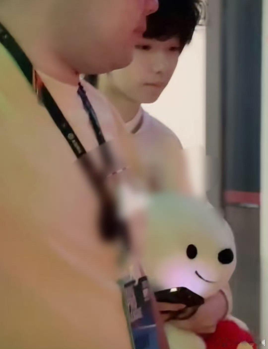 JDG青训小北好萌JDG小北好萌JDG青训小北这张抱玩偶的图，我直接循环一百遍，