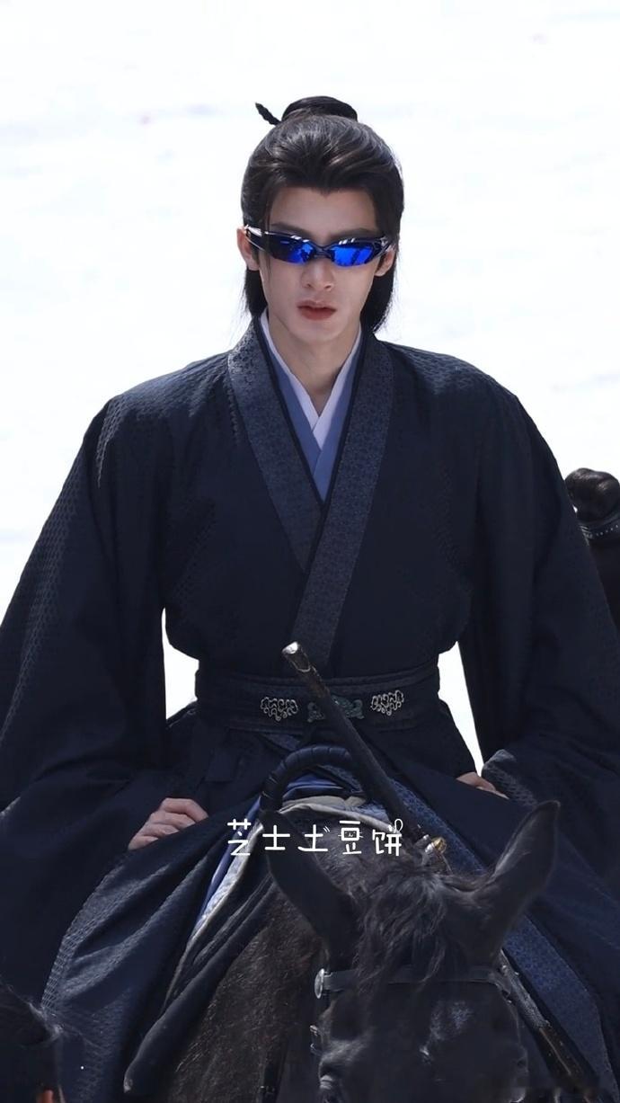 檀健次黑衣古装墨镜骑马路透檀健次时尚的谢却山 檀健次时尚的谢却山，檀健次黑衣古装