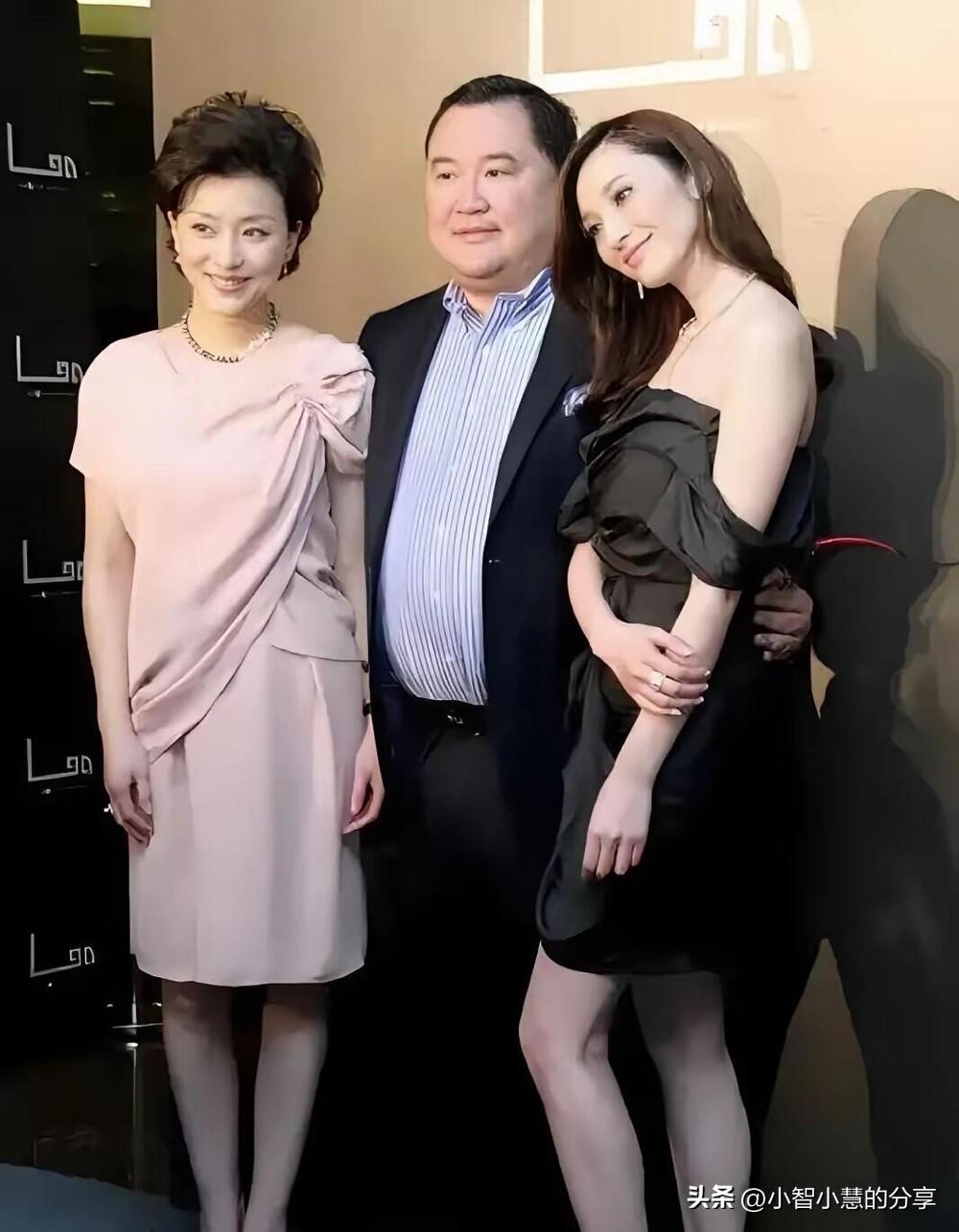 杨澜的老公吴征跟老婆和朋友一起合影，表情很镇定，淡定自若的，其实他长得并没有大家