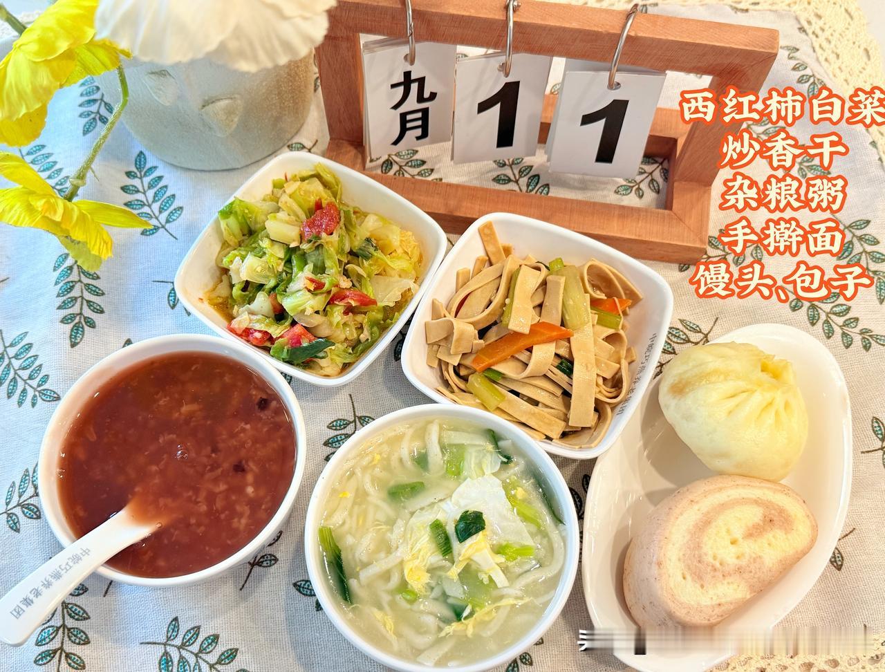 群里发布的养老院日常晚餐，量不大，品种丰富，都够吃了，搭配的还是很用心的。这所有