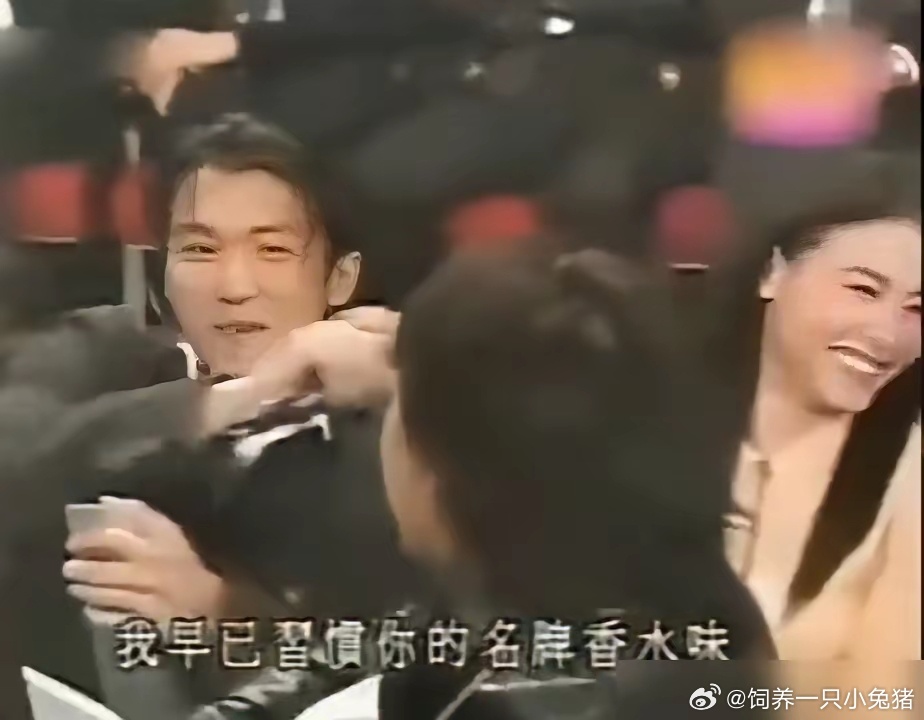王菲的“回头”，成了全网最贵的表情包。 