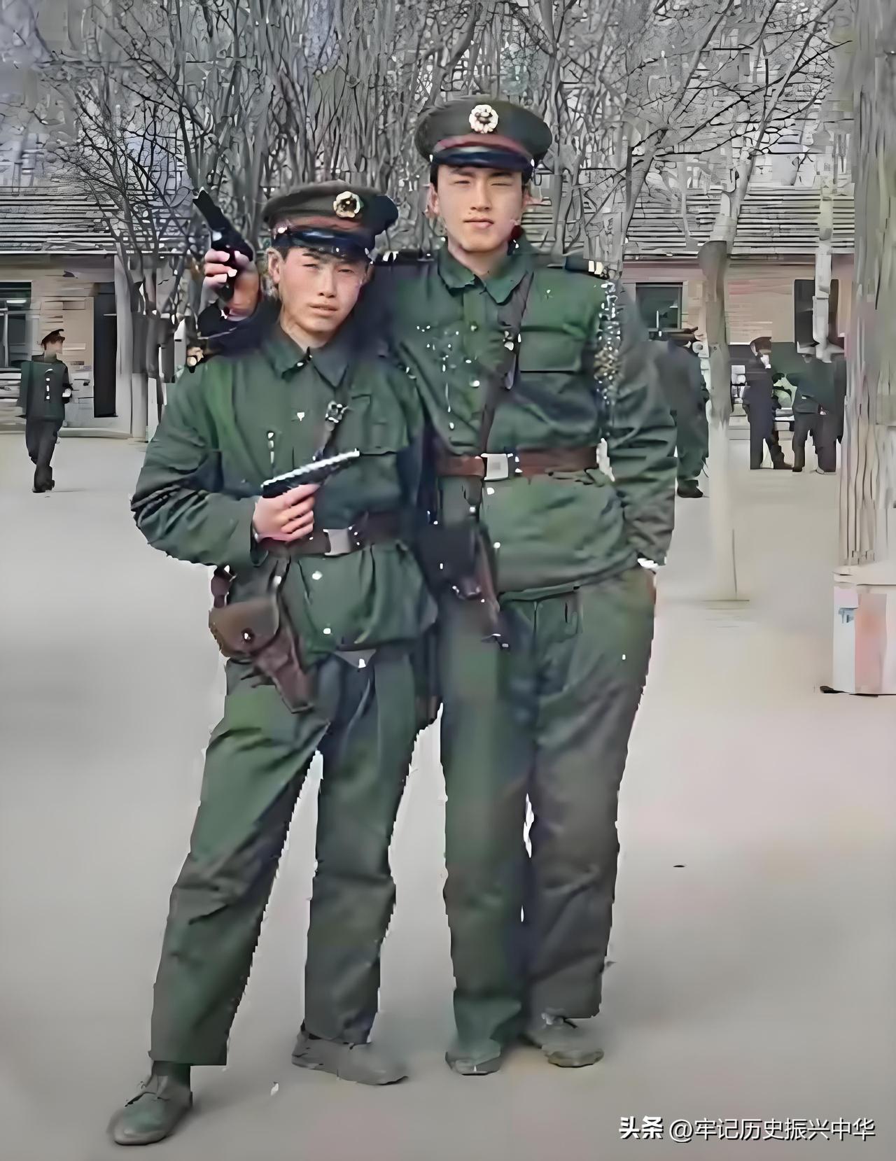 他们是真武警还是假武警？站姿歪歪扭扭，站没站相。
看他们的服装应该是80年代末至