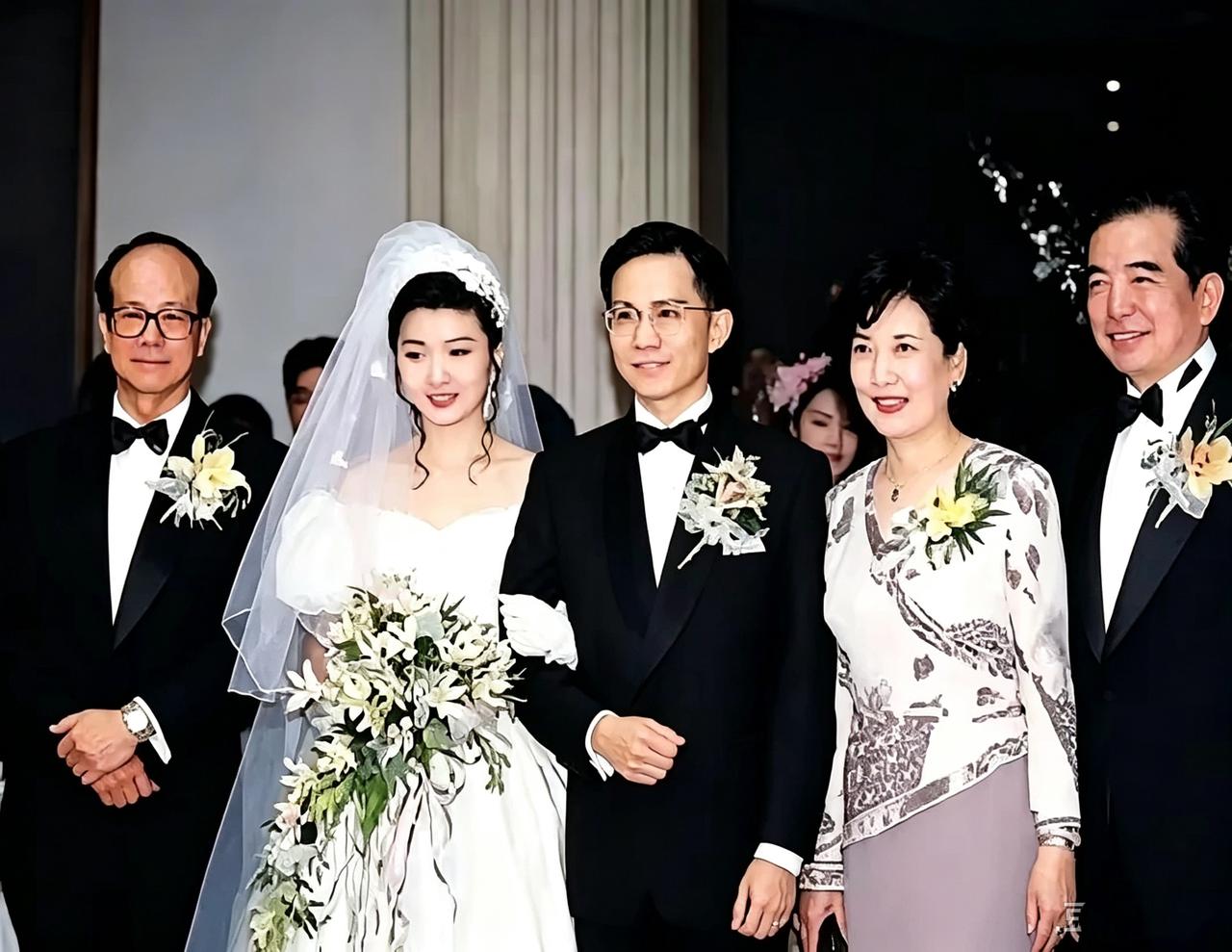 下图是1993年李嘉诚长子结婚时的照片，从照片看，所有人都笑得开心，唯独李嘉诚表