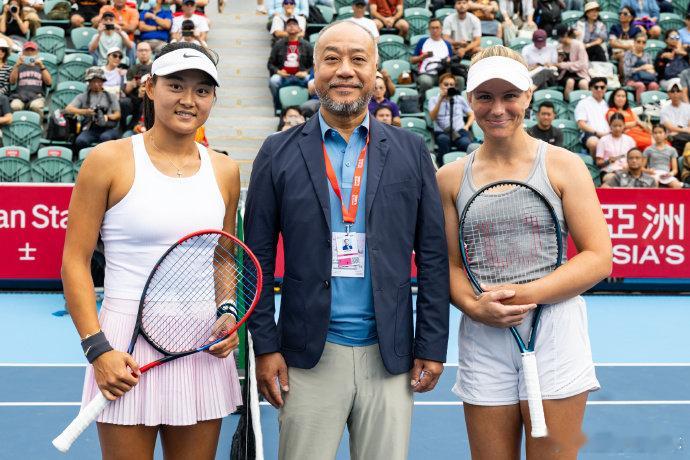 王雅繁2比1英格利斯WTA250香港站女单首轮，王雅繁6-4、6-7(6)、6-