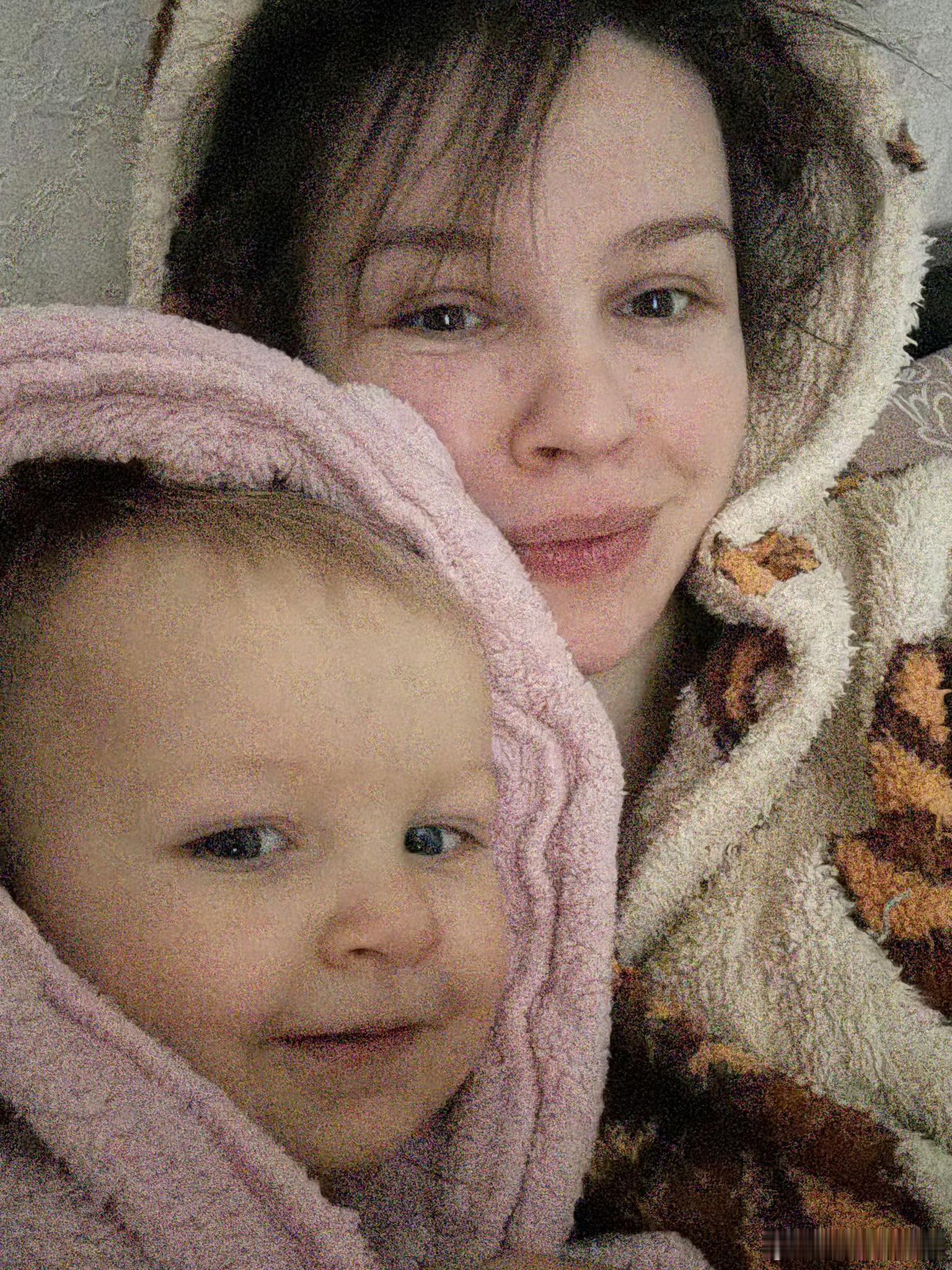 （转帖）这位乌克兰母亲说：我们穿了好几层衣服保暖。外面零下21摄氏度，家里没电，