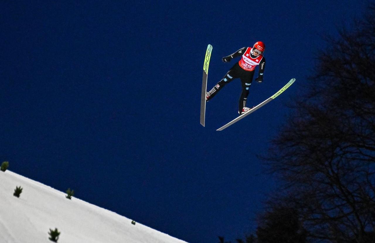 “滑雪飞行是一项独一无二的运动。在这里，体育与魔法相遇，看似不可能的事情成为可能