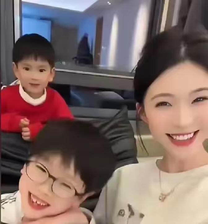 不得不说，梁靖崑的妻子奚美丽，真的自带让人一眼记住的气场。
 
身为科班出身的演