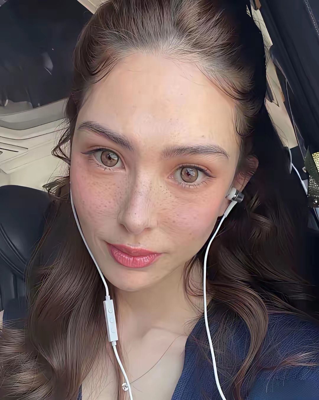 昆凌晒出原生素颜照，无滤镜加持，脸上雀斑清晰可见。褪去精致妆容，尽显松弛柔和，坦